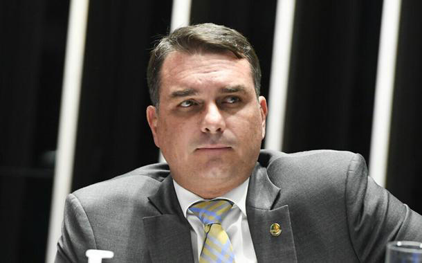 Flávio Bolsonaro apresenta pedido de impeachment de Alexandre de Moraes ao Senado Federal