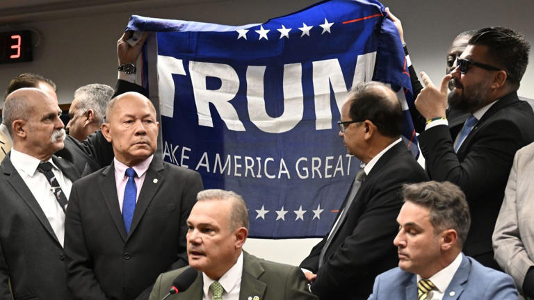 Deputados da oposição exibem bandeira de Trump em reunião na Câmara Federal