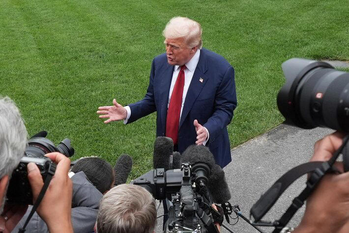 Países que compram petróleo russo serão taxados em até 100%, diz Trump