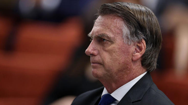 Aliados relatam temor de Bolsonaro com cela fechada