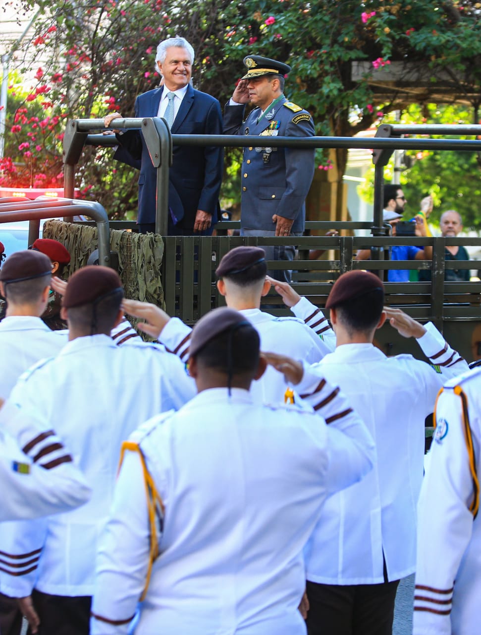 Em Goiânia, governador Ronaldo Caiado participa do desfile cívico-militar de 7 de setembro