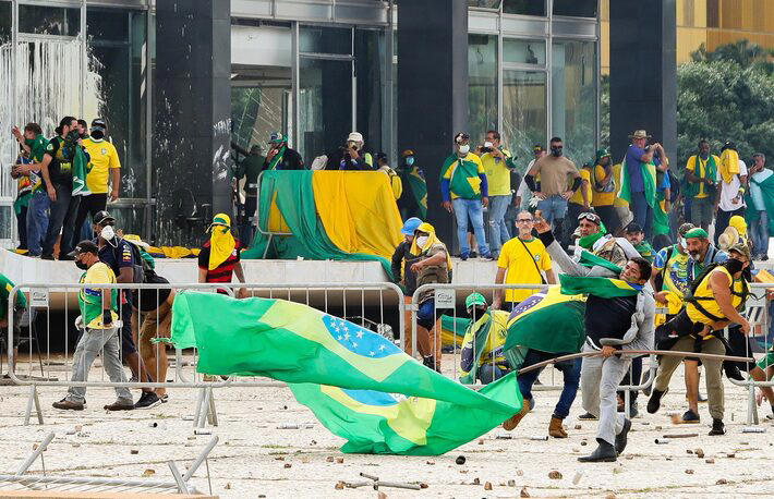 PUC-Rio abre acervo com mais de um milhão de postagens relacionadas ao 8 de Janeiro