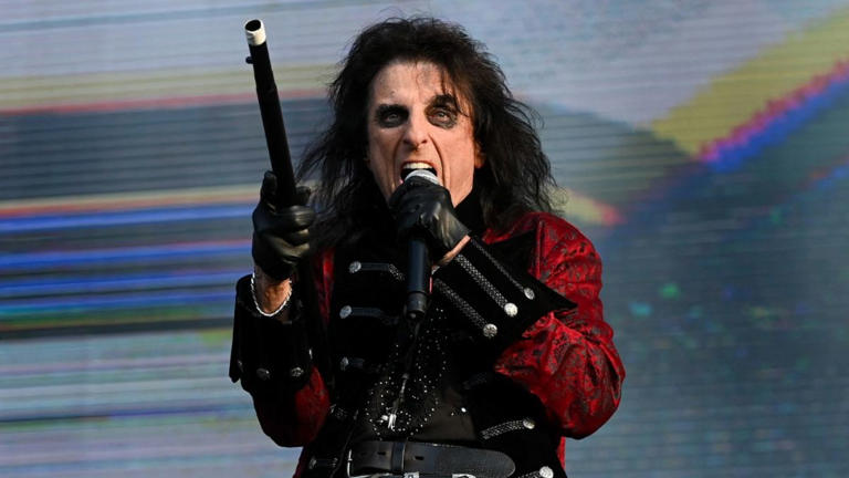 Alice Cooper dá conselho inusitado a jovens músicos: “ouçam Beatles”