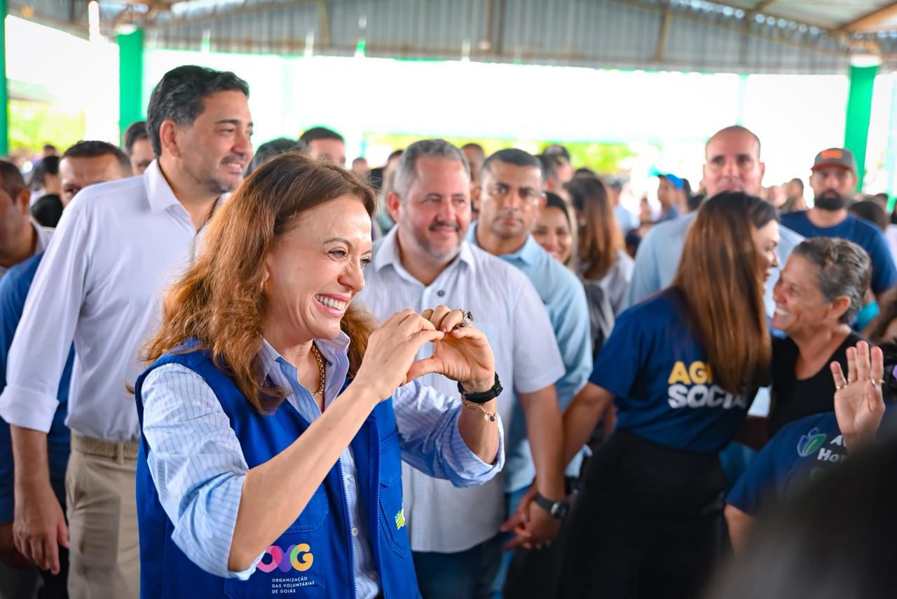 Gracinha Caiado entrega benefícios do Agro é Social em Mara Rosa