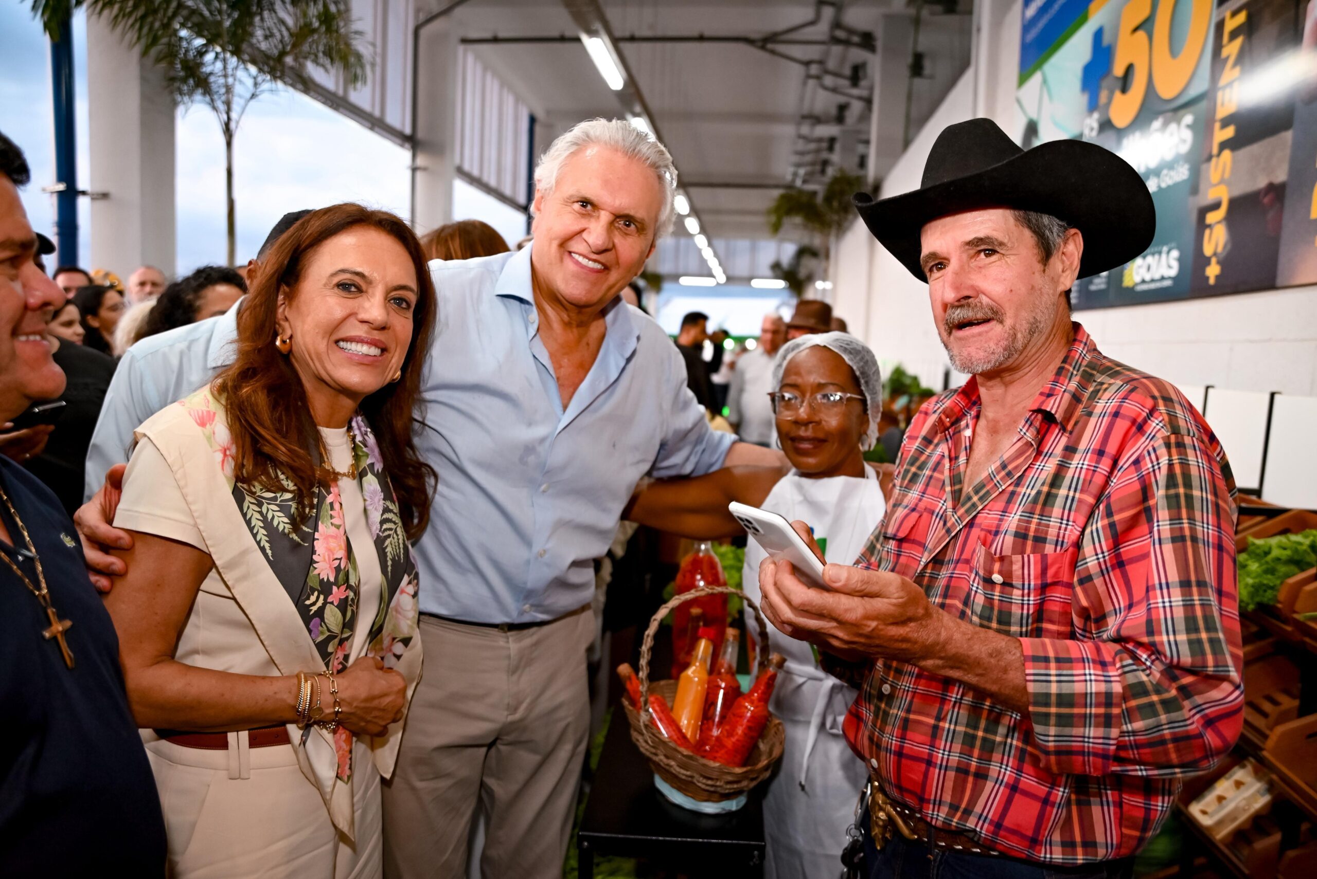 Caiado e Gracinha inauguram primeiro Mercadão Goiano em Águas Lindas 