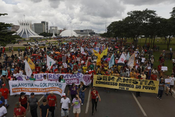 Ato de Brasília contra projeto que reduz pena de Bolsonaro tem críticas a Motta