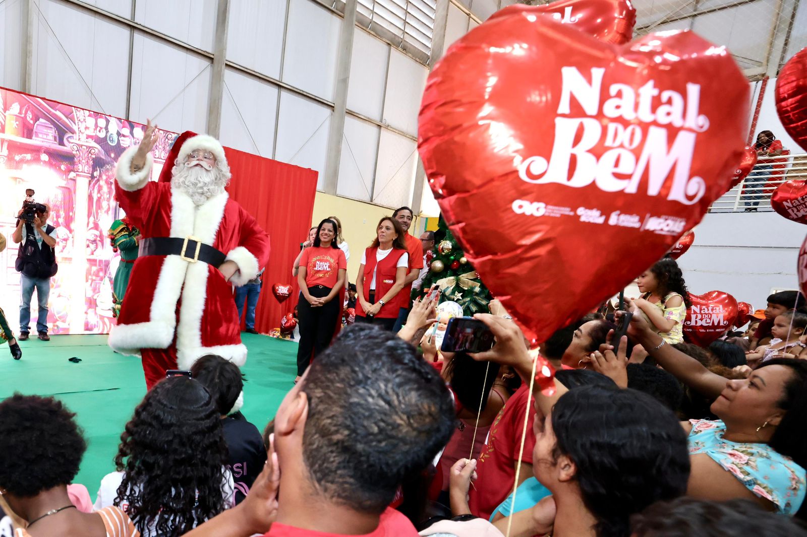 Gracinha Caiado leva a magia do Natal do Bem com a entrega de brinquedos a crianças de Formosa