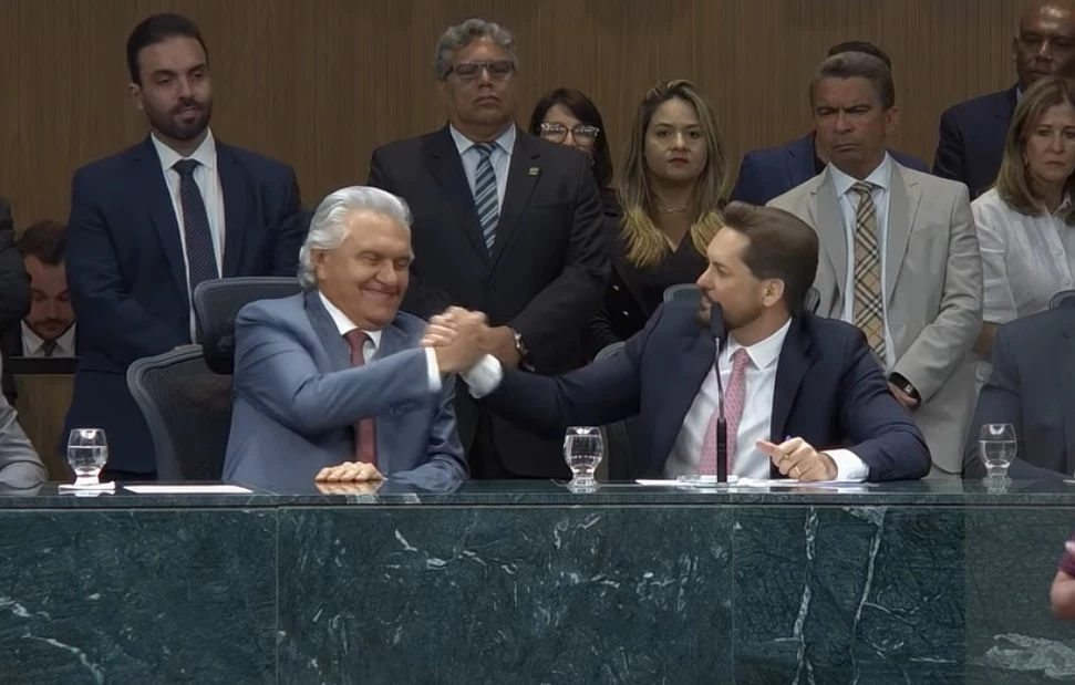 Caiado entrega mensagem anual e defende diálogo entre poderes na abertura do ano legislativo em Goiás