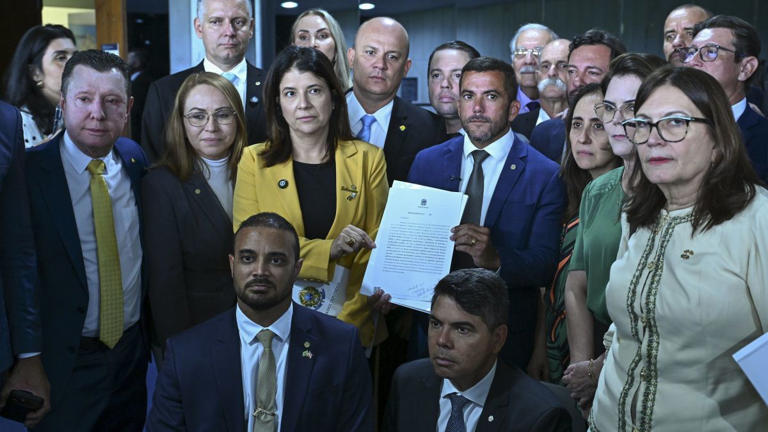 Oposição reúne assinaturas e apresentam pedido por CPMI do Master