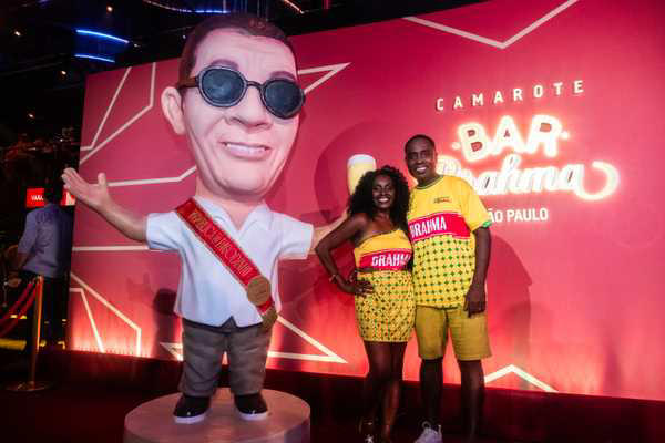 Em ano de eleição, Zeca Pagodinho é proclamado ‘presidente’ de camarote no carnaval de SP