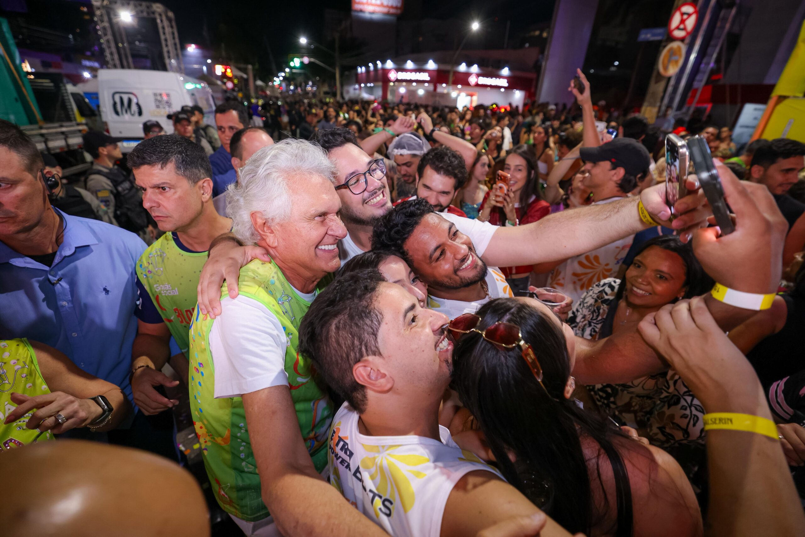 “O Carnaval chegou em Goiás”, diz Caiado ao prestigiar folia em Goiânia