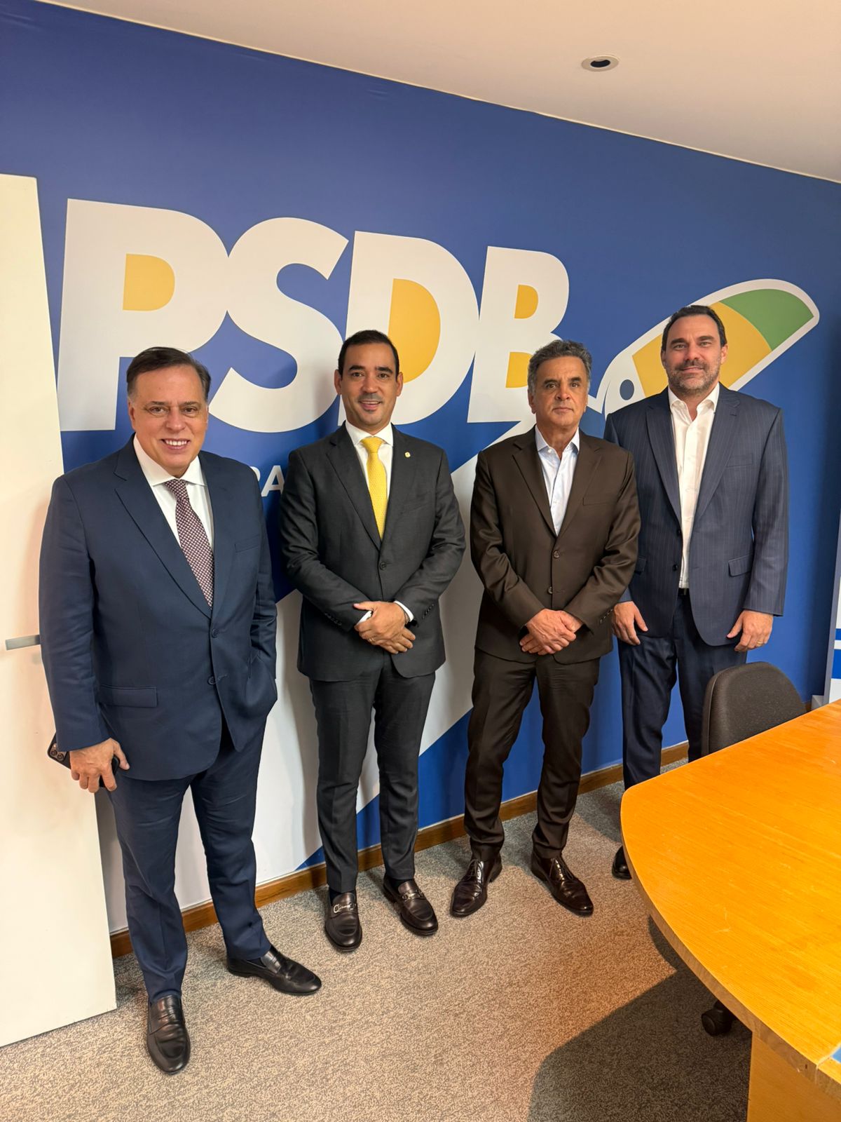 Recebido por Aécio, Vicentinho reverencia história do PSDB e projeto no Tocantins