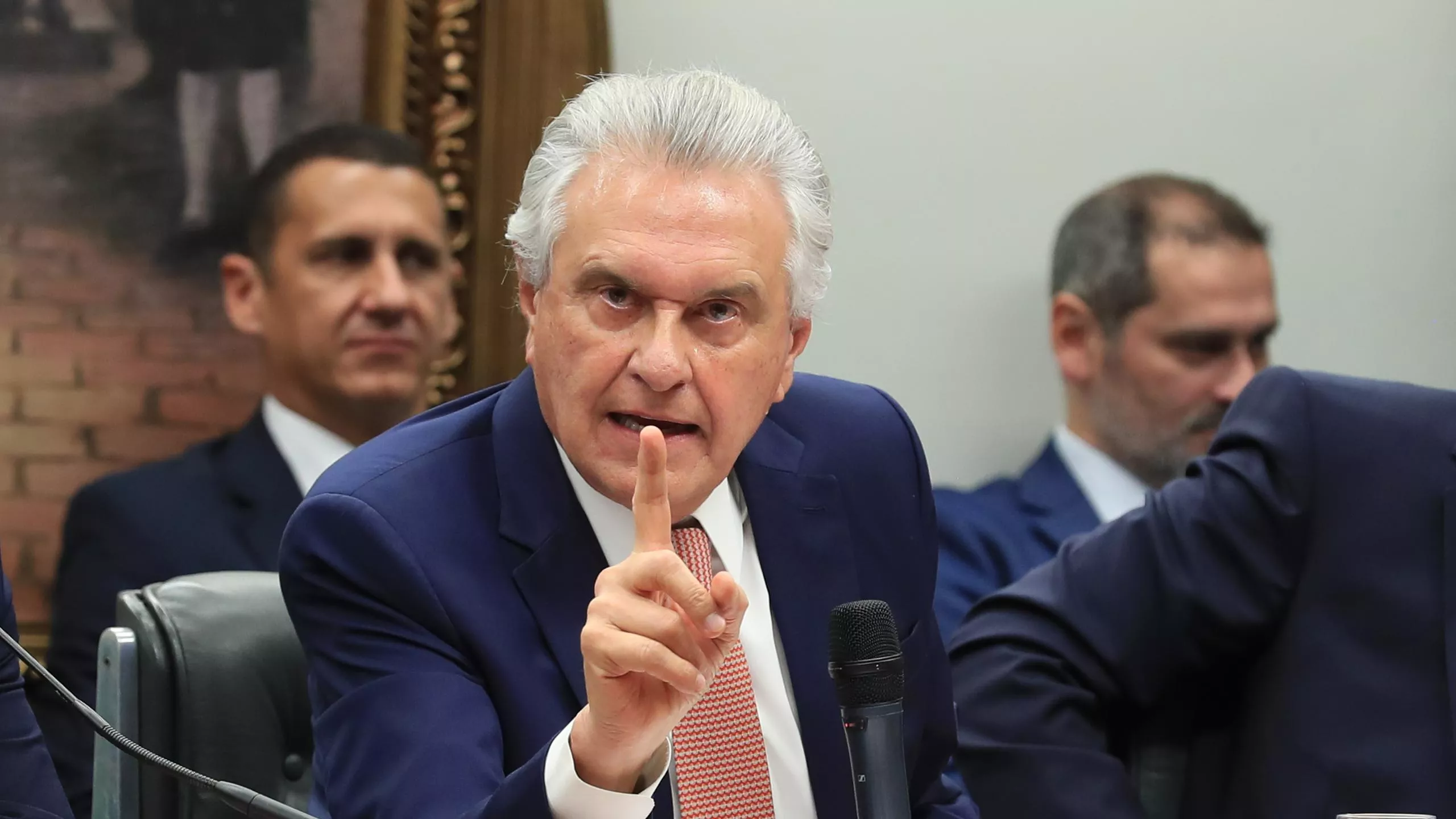 Candidatura de Caiado ganha força no PSD e pode tirar votos de Flávio Bolsonaro