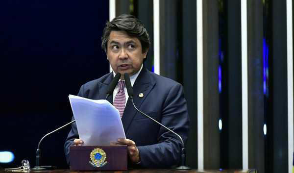 Senador com CNH vencida e carro sem placas ameaça PMs e tenta fugir