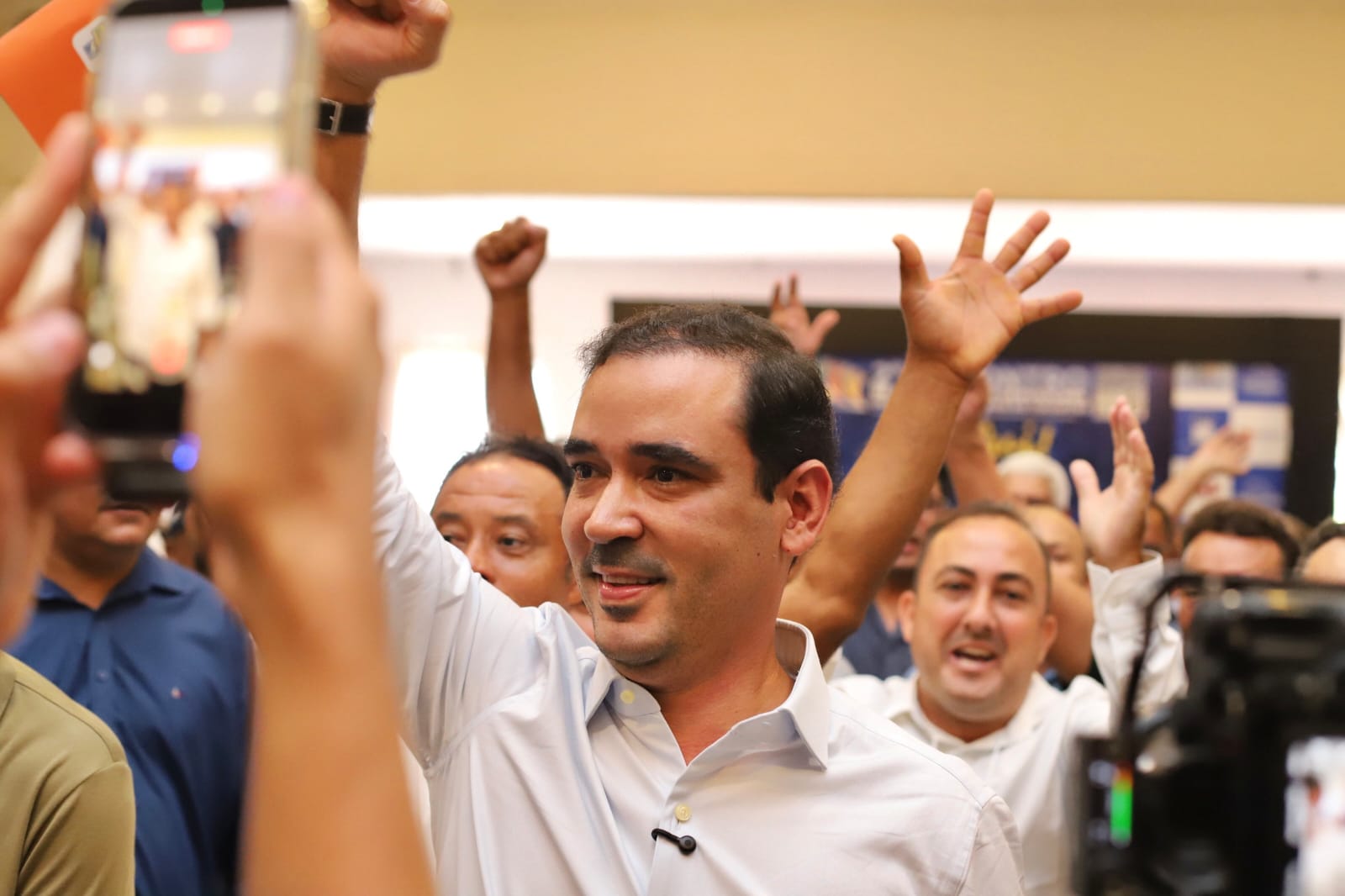 Vicentinho Júnior é ovacionado por lideranças políticas