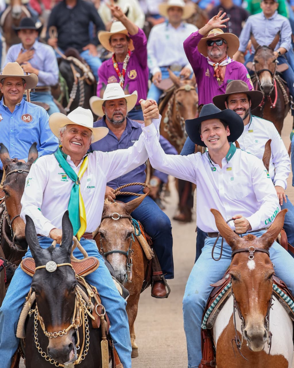 Caiado e Daniel Vilela lideram cavalgada de muladeiros durante o 3º Encontro de Comitivas