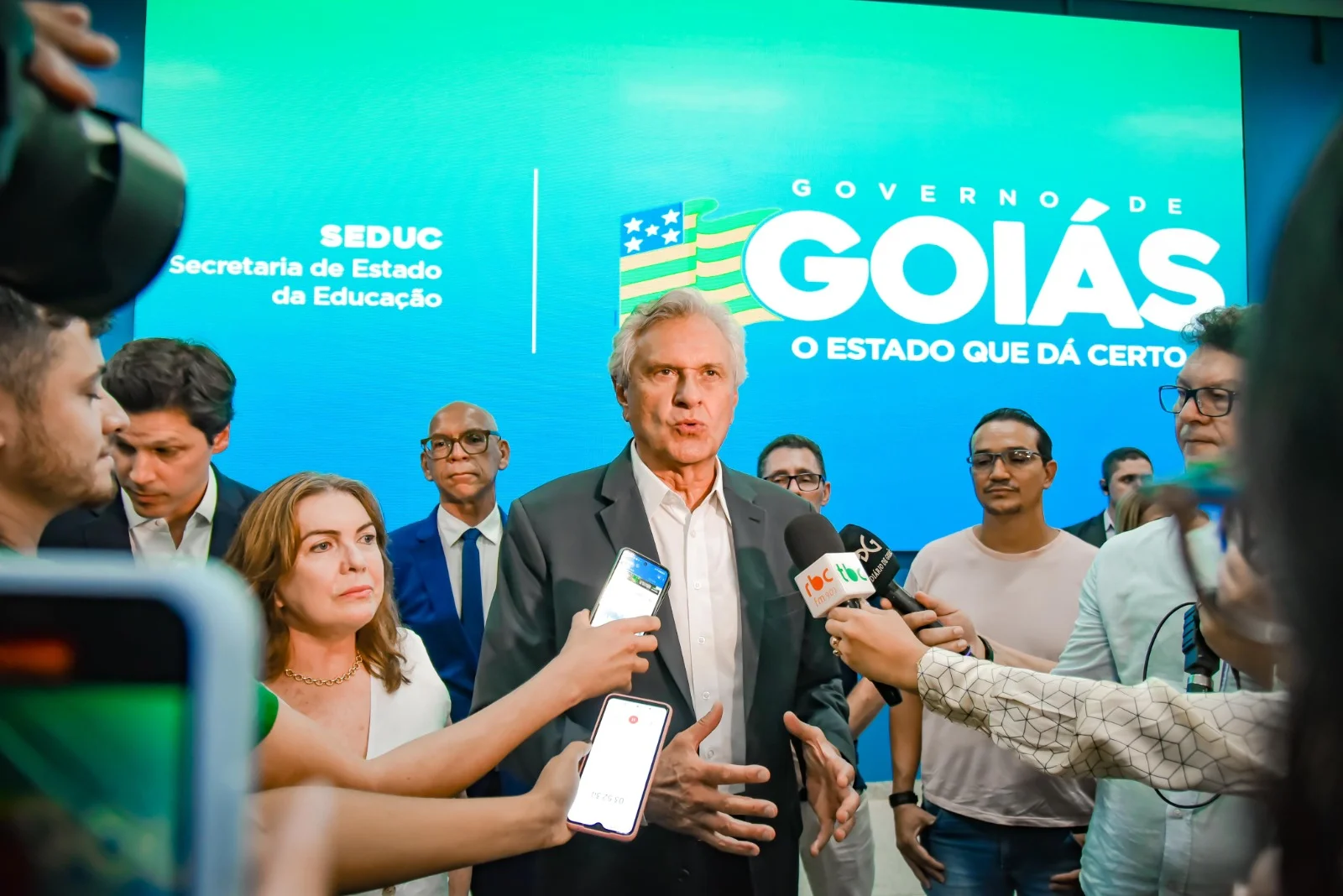 Caiado nomeia 315 novos professores