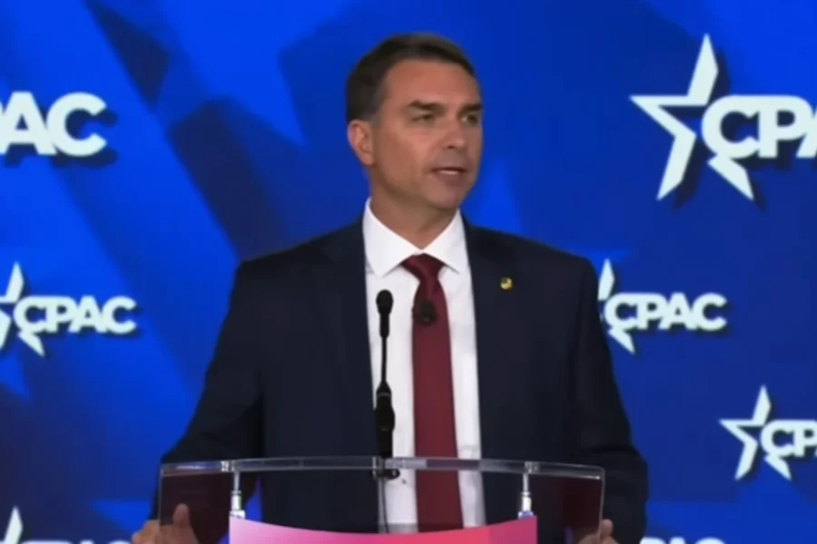 Discurso de Flávio Bolsonaro nos EUA revolta esquerda