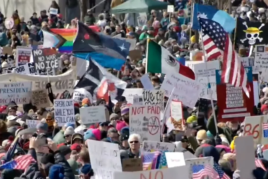 EUA: milhares protestam em todo o país contra o governo Trump