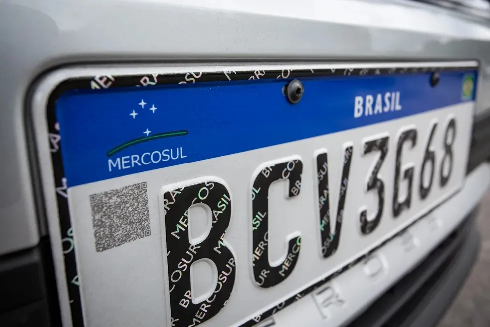 Mudança nas placas de veículos poderá gerar custos e preocupa motoristas
