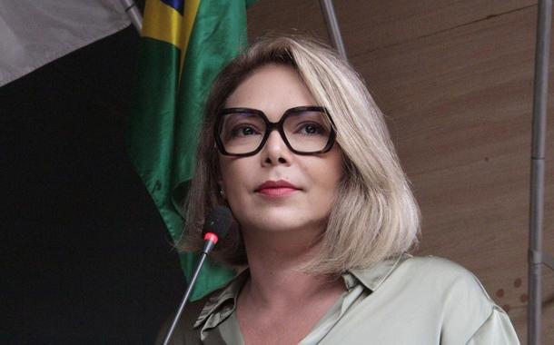 “Precisamos mudar de vez esse Congresso”, desabafa Liana Cirne Lins