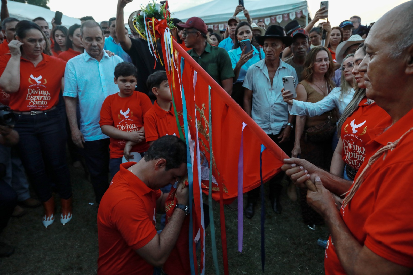 Família Vicentinhos recebe  folia do “Divino Espírito Santo” com alegria e devolução