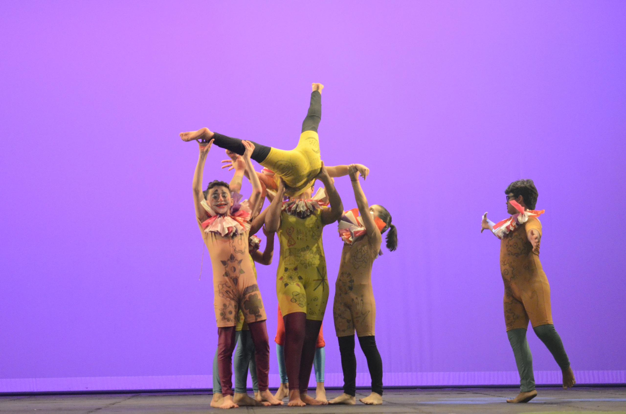 Alunos do Basileu França apresentam dois espetáculos de circo