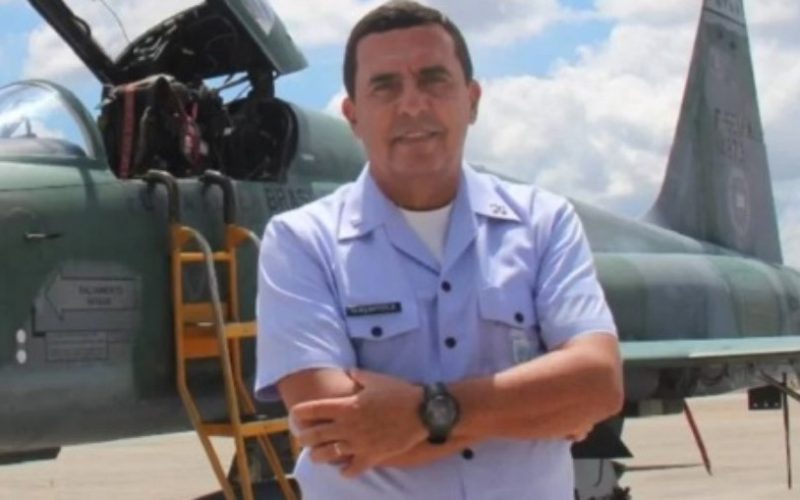 Ex-chefe da Aeronáutica coloca Jair Bolsonaro na cena do crime