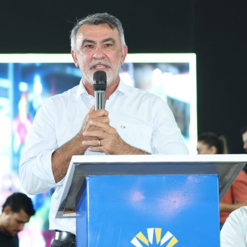Palmas (TO): Deputados participam de entrega de títulos de moradia no Aureny I