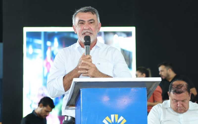 Palmas (TO): Deputados participam de entrega de títulos de moradia no Aureny I