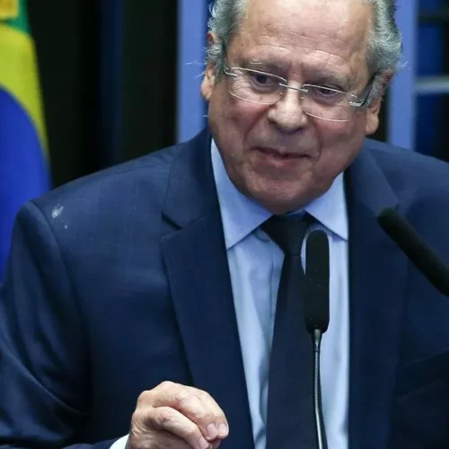 “Congresso corta, Lula repõe! Educação é direito!”, afirma José Dirceu
