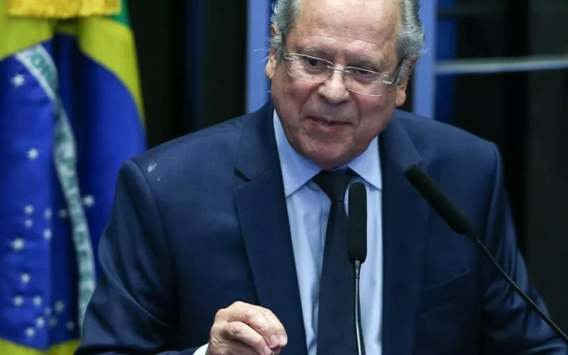 “Congresso corta, Lula repõe! Educação é direito!”, afirma José Dirceu
