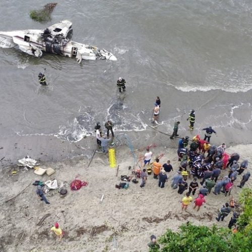 Aeronave cai, atravessa avenida e explode na praia em Ubatuba (SP)