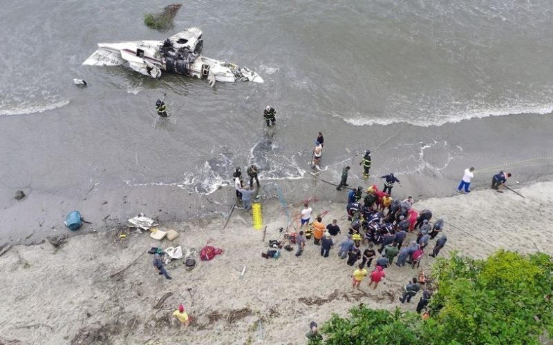 Aeronave cai, atravessa avenida e explode na praia em Ubatuba (SP)