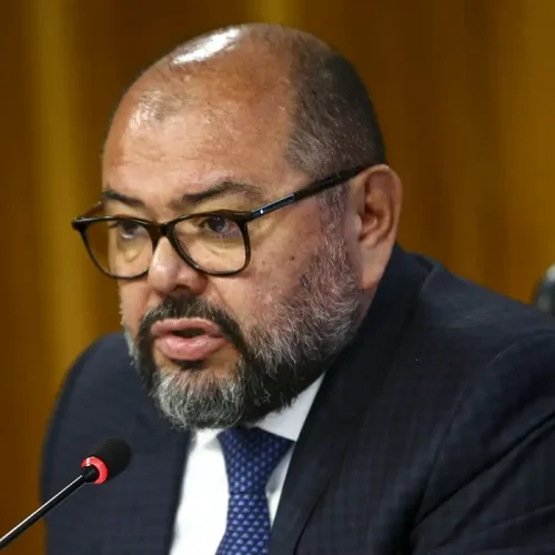 Ex-ministro de Bolsonaro autorizou entidades suspeitas de desviar quase R$ 2 bilhões do INSS