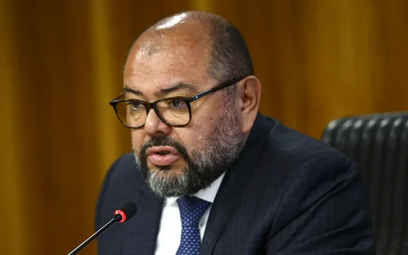 Ex-ministro de Bolsonaro autorizou entidades suspeitas de desviar quase R$ 2 bilhões do INSS