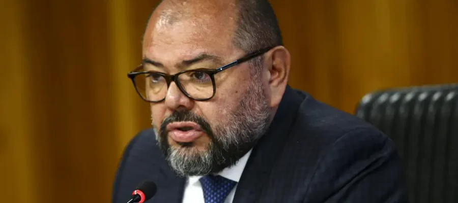 Ex-ministro de Bolsonaro autorizou entidades suspeitas de desviar quase R$ 2 bilhões do INSS