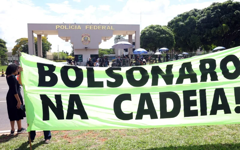 Estadão muda de posição e passa a defender Bolsonaro na cadeia