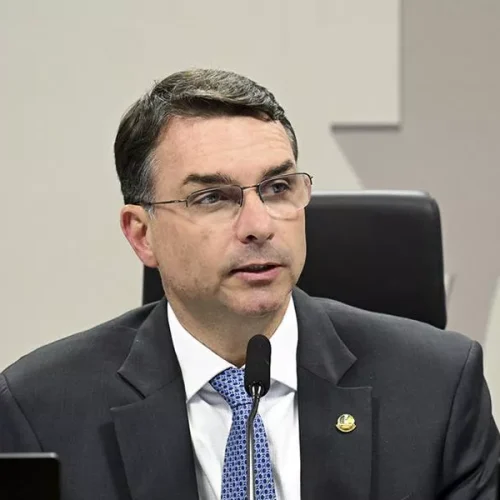 Flávio Bolsonaro é vaiado e manda beijo a manifestante