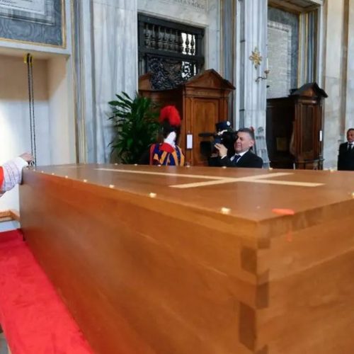 Vaticano divulga imagens do sepultamento restrito do Papa