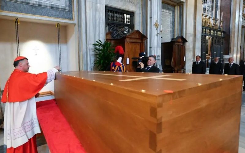 Vaticano divulga imagens do sepultamento restrito do Papa
