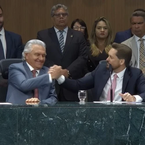Caiado entrega mensagem anual e defende diálogo entre poderes na abertura do ano legislativo em Goiás