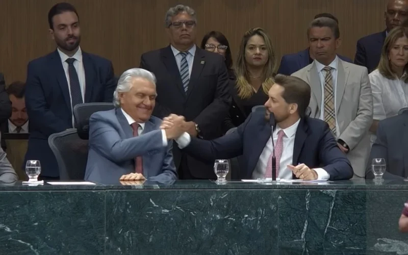 Caiado entrega mensagem anual e defende diálogo entre poderes na abertura do ano legislativo em Goiás