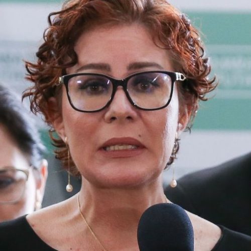 Carla Zambelli fugiu do Brasil