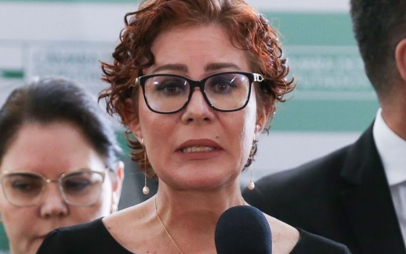 Carla Zambelli fugiu do Brasil