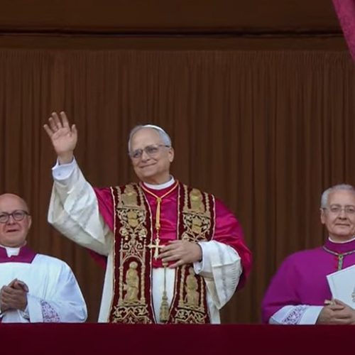 Cardeal Robert Prevost é eleito novo papa da Igreja Católica