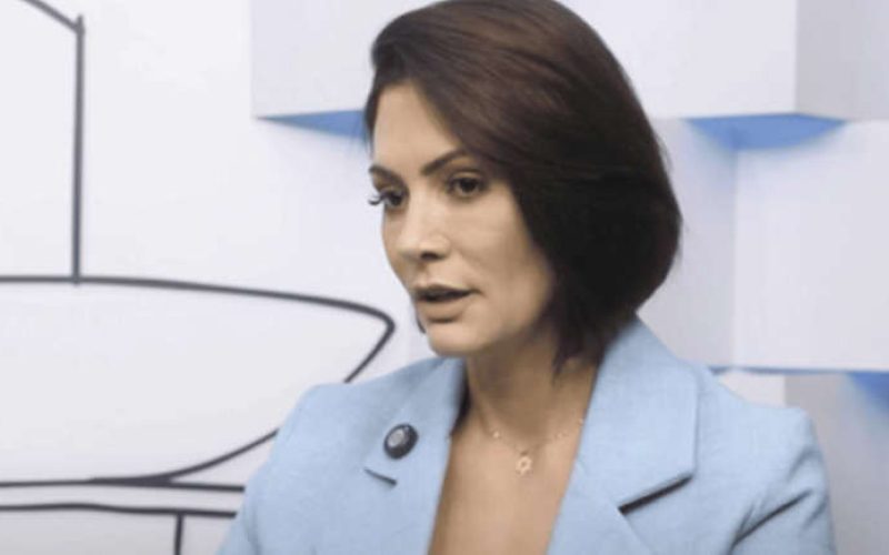 Michelle Bolsonaro canta louvor com apoiadores em frente ao hospital onde Bolsonaro está internado