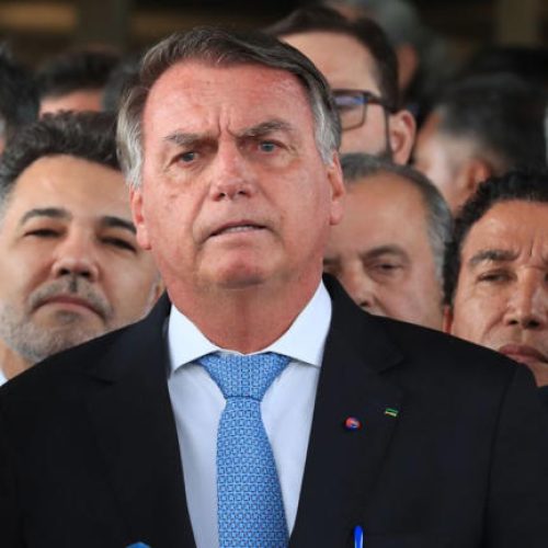 “Seria o fim da minha vida”, diz Bolsonaro (centro) sobre prisão