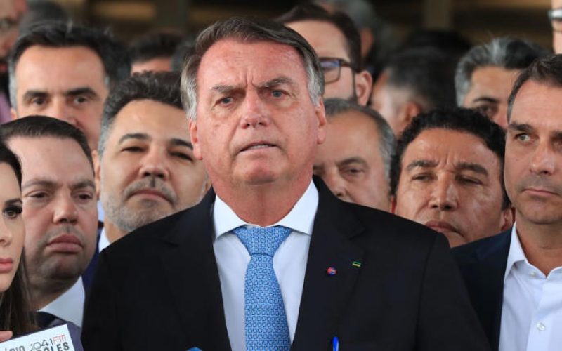 “Seria o fim da minha vida”, diz Bolsonaro (centro) sobre prisão