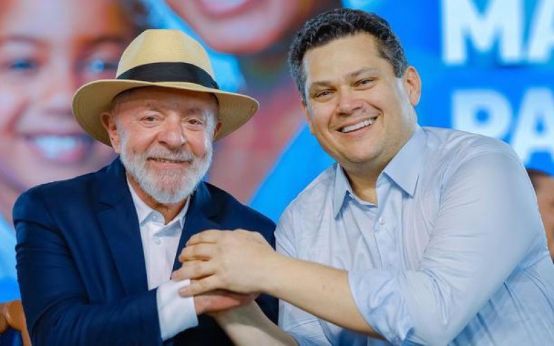 Alcolumbre ( à esquerda de Lula) cobra fatura alta para garantir apoio à Lula